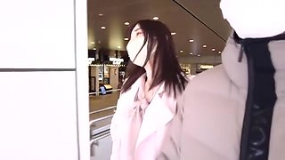 清楚で美形の綺麗なお姉さんが公共のトイレでフェラして、ラブホで積極的な手コキ