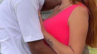 Invito a Mi Novia Al Parque Para Convencerla De Tener Sexo Por Primera Vez, Vamos Al Apartamento Y Le Meto Mi Enorme Pene.