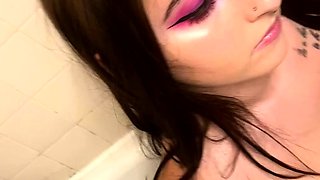 Young amateur teen in solo masturbation getting kinky