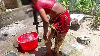 Bhabhi Took a Video While Taking a Bath