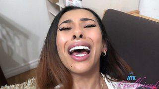 Amateur with insane pussy provides best closeup in home solo
