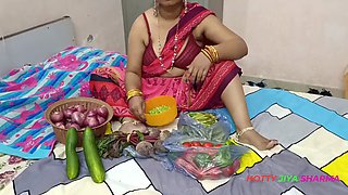 XXX Bhojpuri Bhabhi selling vegetables showing off her thick nipples laughed at the customer!