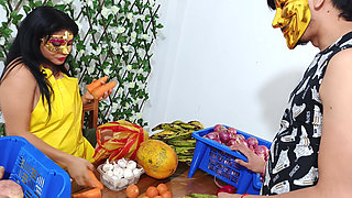 The greengrocer fucking a mature client at work! She fucks deliciously standing up.