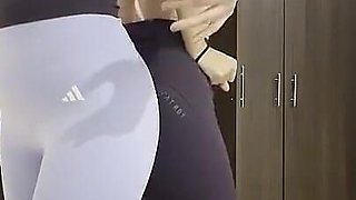 Dos Mujeres E Ponen Sus Ropa Del Gym, Tienen Una Lucha Libre Femenina De Culos Y Brazos.