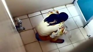 Let's spy on all natural Indian chicks pissing in the public toilet
