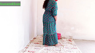 Pakistani Solo Aunty Enjoy with Toy