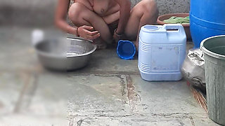 The elder sister-in-law&#039;s stepsister is bathing naked in the open courtyard of the house, the elder sister-in-law&#039;s st