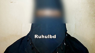 A burqa-clad girl from Saudi Arabia comes to the house to fuck for money.