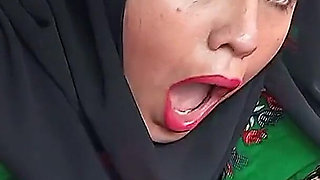 Indian Woman Wearing Hijab Had Sex in Car