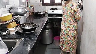 Naukrani ko kichen me le jakar paise dekar pela
