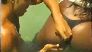 Hot rabuda mulatto moaning and cumming giving the pussy and cousin on the beach: porn