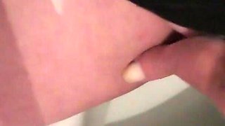 Pee and quickly blowjob in hotel toilet