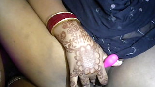 Desi village girl does it alone with her sex toy.