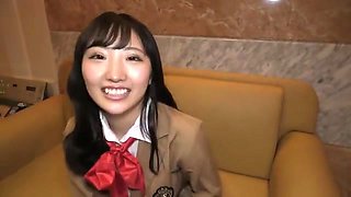 笑顔のミニスカ制服美女がおっぱい揉まれながらキスと首筋舐めでウットリ