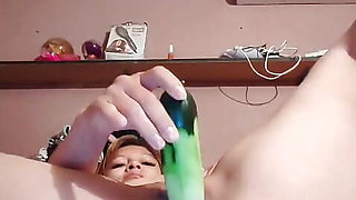 Rubia soltera se complace con pepino