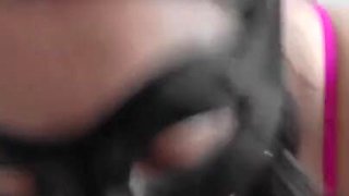 Convenci a Mi Empleada De Dejarse Grabar Con Mascara Chupandome La Verga