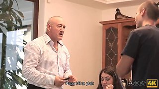 Daddy4k. elígeme a mí, no el coche de tu padre, o yo elegiré su polla