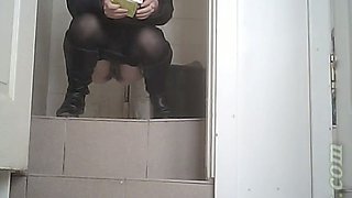 White chick in black boots and pantyhose pisses in the toilet