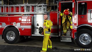 br_Firefighter Angela's White Naughty Squirting Fuckfest_Angela White, Zac Wild_TITTS_012401