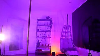 Amateur booty babe in stockings and heels shakes it