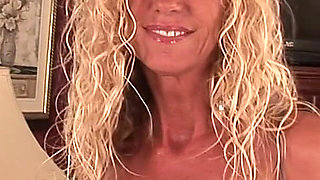 Hot Cougar Vibrates Her Pretty Pussy and Squirts Everywhere