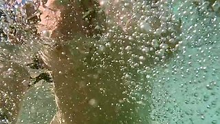 Teen turned on by nakedness masturbates in shower
