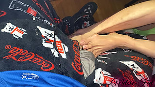 Melove wants to Pleased Naelor with her sexy feet and long toes
