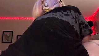 Bubble butt amateur goes solo with a toy in the powder room