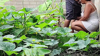 Follo a Madrastra India Al Aire Libre Hasta Dejar Su Concha Llena De Semen