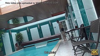 Hunt4k. aventuras sexuales en una piscina privada