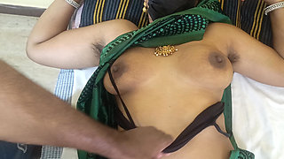 Green colour saree aunty hot romance viral video 3