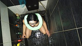 Sexi Wife Taking Enormous Load of Piss on Face
