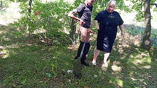 neighbor gives a public blowjob in the park