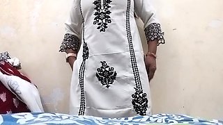 Desi MILF Mona Fingering and Boobs Show