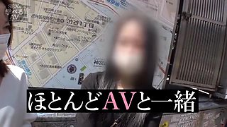 巨乳美女がエッチな街頭インタビュー、M字開脚で中イキ手マンの講習