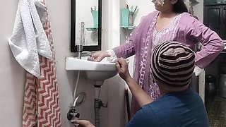 Big Stepsister Ko Bathroom Me Nanga Kar Ke Pel Diya