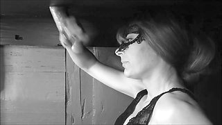 Horny milf Corujapreta puts on a show at the milking table