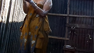 Bangladeshi Viral 2025 Young Girl Boobs Bathing Showe