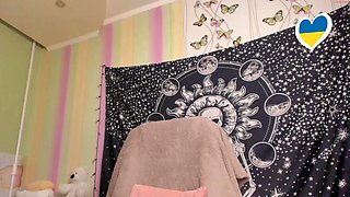 Hot amateur teen girl toying pussy in bed on webcam