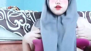 Masturbation of a Horny Jilbab Girl Causes Fluid to Come Out of Her Vagina Until It Is Wet