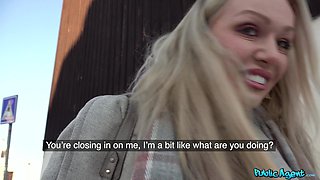 Amber Jayne's Alluring Curves in Outdoor Passion