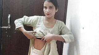 Desi aunty ko saman dene ke bahane pel