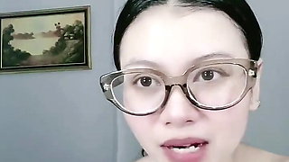 Wanita Cantik Berkacamata Mencari Kenikmatan