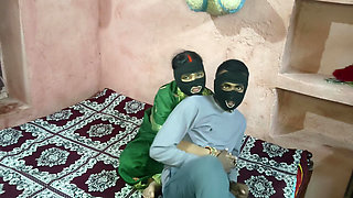 Meri pyari si aunty ki malish ki chudayi kar Dali