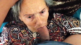 Vovó de 90 anos está fazendo sexo com seu neto excitado em seu quarto