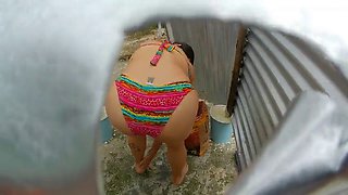 Recording of a Latina with pronounced hips in a beach cabin