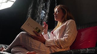 Reading, Smoking 4K