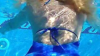 Mit Neuem Badeanzug Im Pool