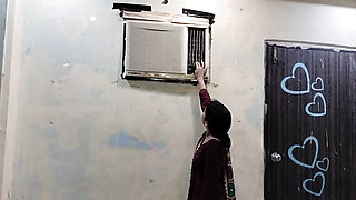 Ac banane aaye machanic ne bhabhi ko chod kar pani nikal diya