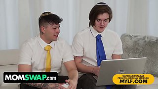 Curvy step moms Alex Harper & angelica coralvine train their inexperienced boys to screw - momswap